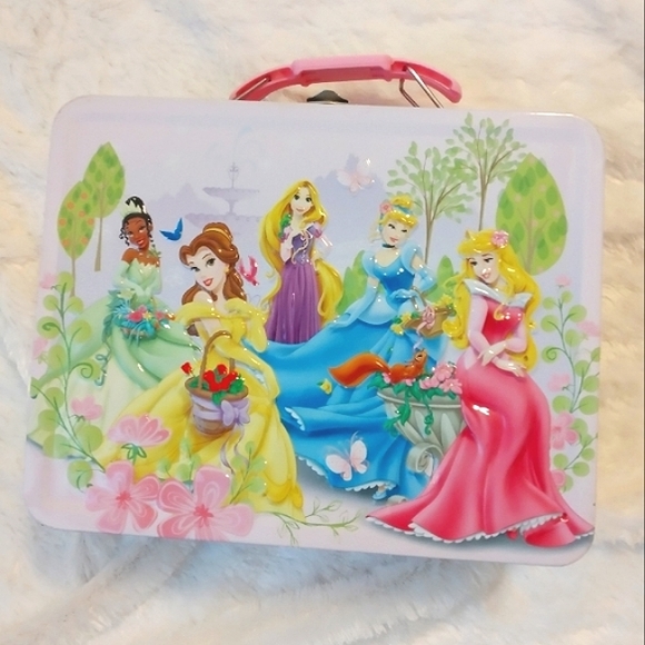 ๐ธ Disney Princess Pink Embossed Tin Lunchbox Collectable, Tiana Belle Rapunzel - Picture 1 of 13